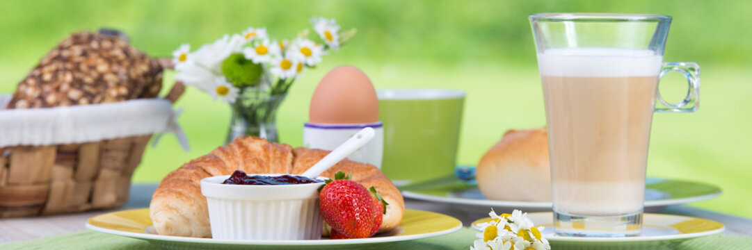 fr&uuml;hst&uuml;ckstisch mit milchkaffee