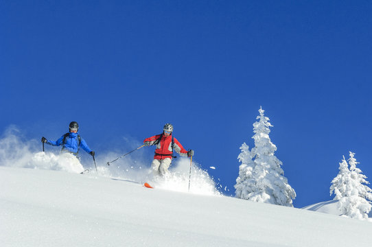 Skifahrer im Pulverschnee