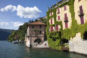 Fototapeta na wymiar domy na Jezioro Como