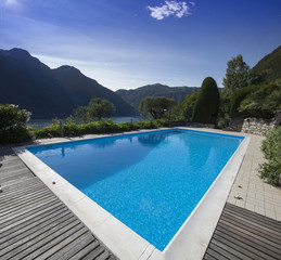 giardino con piscina
