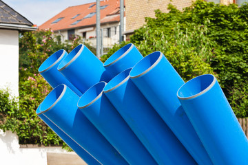 Blaue Rohre aus Kunststoff