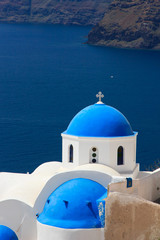Fototapeta na wymiar Kopuła kościoła w Santorini Grecja