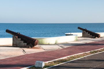 Cañones en el paseo marítimo de Campeche, México