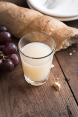 Glas mit Pastis mit Weißbrot
