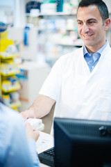 The pharmacist resolves all doubts of his client