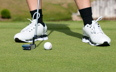 Obraz premium golf ball on green grass prepare for putting