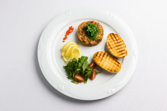 Fish tartare with vegetables and crackers