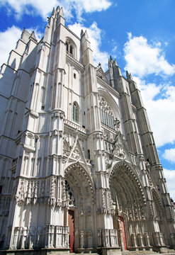 parvis de la Cath&eacute;drale St Pierre