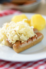 Sojawurst mit Kartoffeln und Sauerkraut
