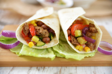 Fajitas mit Gemüse und Sojafleisch