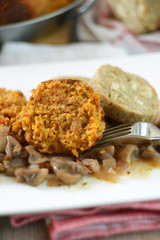 Nussbraten,Semmelknödel und Rotweinpilzsoße