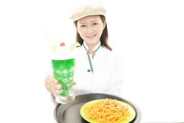 ジュースを運ぶ笑顔のウェイトレス
