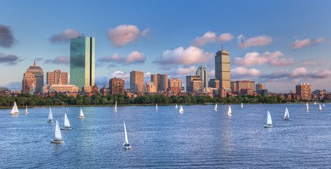 Obraz premium Panoramiczny widok na The Boston Skyline przez Charles River Bas