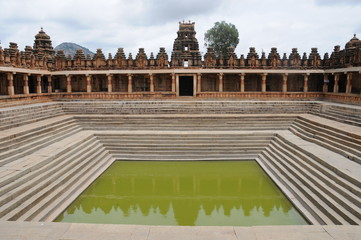 Wasserbecken in Indischem Tempel