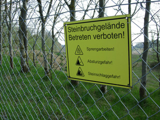 Warnschild Steinbruchgelände