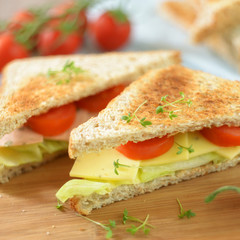 Toasts mit veganem Aufschnitt