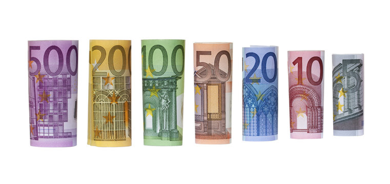 Geld, Reihe gerollte Euro Scheine isoliert auf wei&szlig;