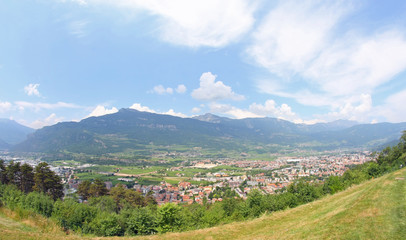 Fototapeta na wymiar panorama miasta z domów i góry w ba