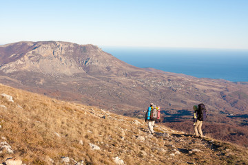 Obraz premium Hikers is walking on plateau in Crimea mountains