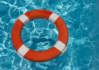 Rettungsring mit Wellen