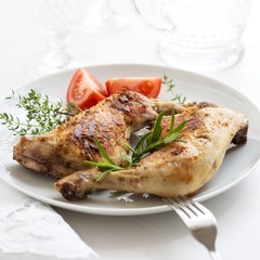 Knusprig gebratene Hähnchenschenkel