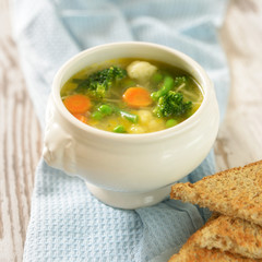 Gemüsesuppe mit Nudeln