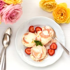 Yoghurt ice cream with fresh strawberries