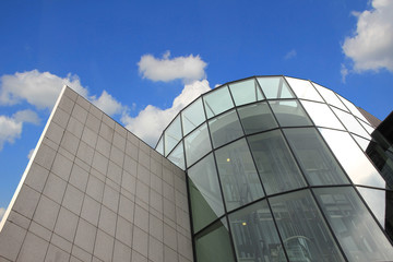 Plakat budynek biurowy i błękitne niebo