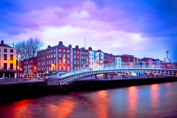 Fototapeta premium Dublin Irlandia o zmierzchu z nabrzeżem i mostem Ha'penny