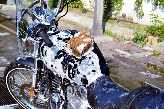 Lavaggio moto con spugna