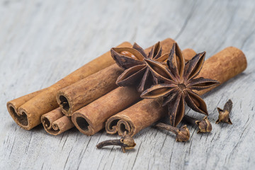 Canela en rama con anís estrellado y clavo