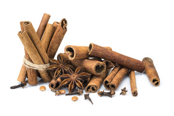 Canela anís y clavo aislados sobre un fondo blanco