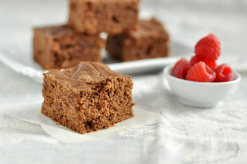 Schokoladen Brownie mit Himbeeren