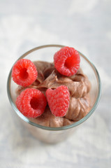 Mousse au chocolat mit Himbeeren
