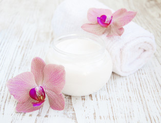Obraz na płótnie Canvas moisturizing cream with pink orchids