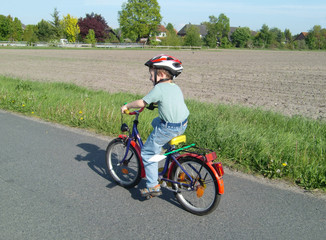 Junger Radfahrer