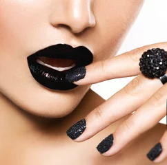  Trendy zwarte kaviaarmanicure en zwarte lippen. Mode make-up © Subbotina Anna