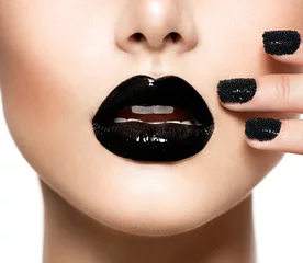 Vlies Fototapete Fantasielippen Trendige Maniküre mit schwarzem Kaviar und schwarze Lippen. Mode-Make-up