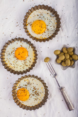 Baked eggs in saucers