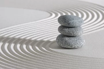 Foto op Plexiglas Japanse zentuin met steen in zand © Wolfilser