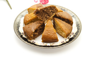 Frisch gebackener Marmorkuchen auf Teller