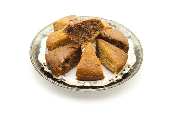 Frisch gebackener Marmorkuchen auf Teller