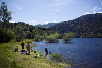 Obraz na płótnie Canvas Pêcheurs au bord d'un lac de moyennes montagnes