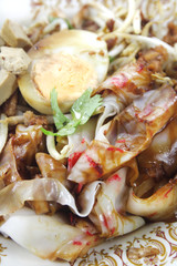 Thai shrimp noodle with Chinese sauce and chicken