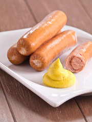 Würstchen mit Senf