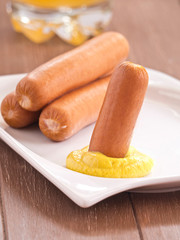 Würstchen mit Senf