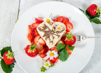 Sommer-Genuss: Vanillleeis-Herz mit Erdbeeren und Schokolade