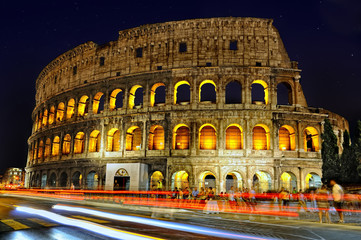 Fototapeta na wymiar Koloseum w nocy