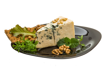 Mould cheese with salad, nuts and crisp