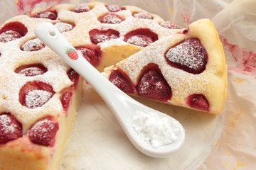 yoghurt cake with strawberries - obrazy, fototapety, plakaty